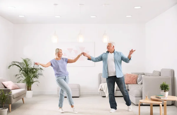 Gelukkig Volwassen Paar Dansen Samen Woonkamer — Stockfoto