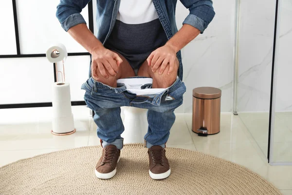 Man Die Lijdt Aan Aambeien Toiletpot Ontspanningsruimte Close — Stockfoto