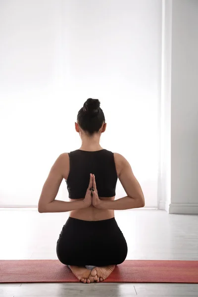 Femeie Practicând Vajrasana Namaste Spate Studioul Yoga — Fotografie, imagine de stoc