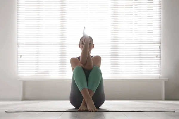 Femeia Care Practică Vulturul Asana Studioul Yoga Garudasana Pozează — Fotografie, imagine de stoc