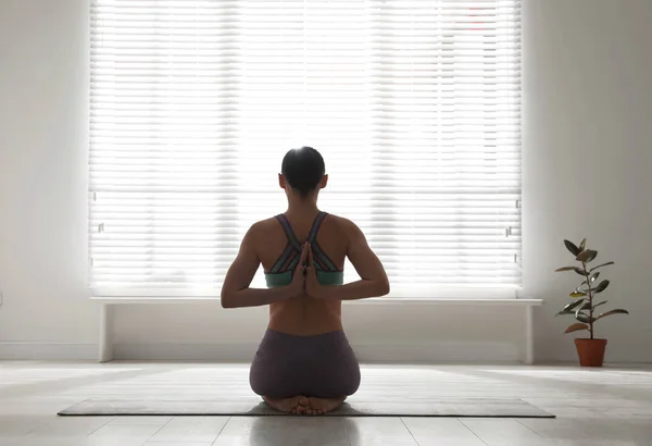 Femeie Practicând Vajrasana Namaste Spate Studioul Yoga — Fotografie, imagine de stoc