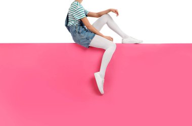 Beyaz tayt giyen ve şık ayakkabılar giyen bir kadın.