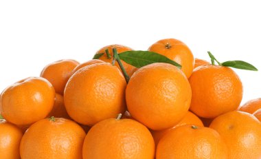 Beyaza izole edilmiş taze mandalina yığını