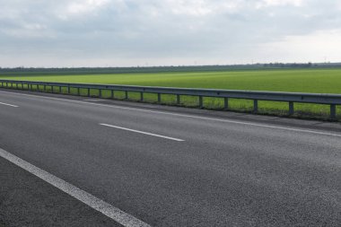 Ulaşımsız asfalt otoyolun güzel manzarası