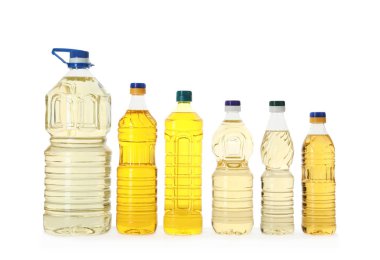 Farklı şişelerde pişen yağ beyaza izole edilmiş.