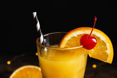 Taze alkolik Tekila Gün Doğumu Kokteyli koyu arka planda, yakın plan