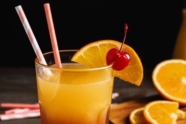 Taze alkolik Tekila Gün Doğumu Kokteyli koyu arka planda, yakın plan