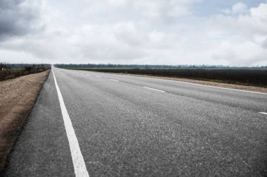 Ulaşımsız asfalt otoyolun güzel manzarası