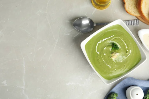 Sopa Creme Brócolis Delicioso Servido Mesa Mármore Cinza Flat Lay — Fotografia de Stock