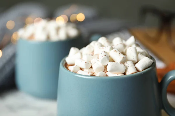 Köstliches Kakaogetränk Mit Marshmallows Auf Dem Tisch Nahaufnahme — Stockfoto