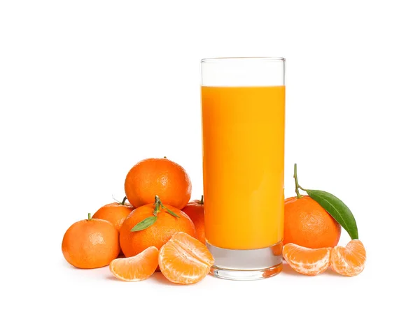 Tangerinas frescas e vidro de suco isolado em branco — Fotografia de Stock