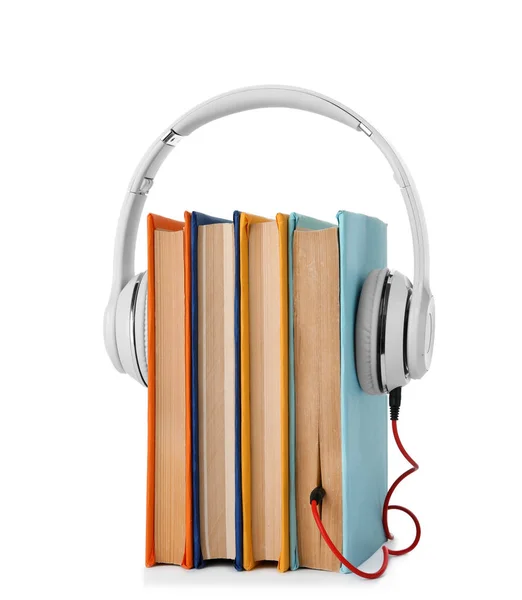 Livros com fones de ouvido modernos isolados em branco — Fotografia de Stock