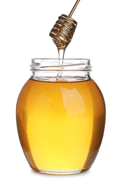 Μέλι στάζει από dipper σε βάζο που απομονώνονται σε λευκό — Φωτογραφία Αρχείου