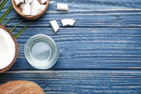 Composición Plana Con Aceite Coco Sobre Mesa Madera Azul Espacio — Foto de Stock