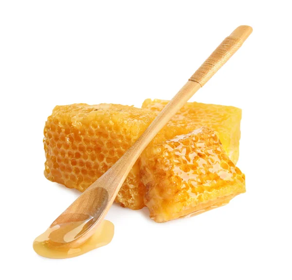 Deliciosos favos de mel e colher frescos isolados em branco — Fotografia de Stock