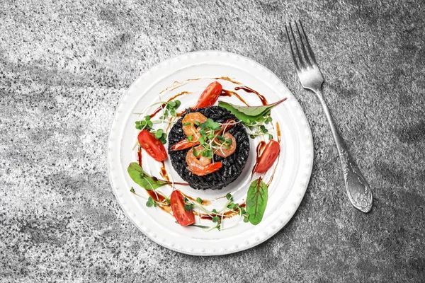 灰色のテーブルの上に魚介類とおいしい黒リゾット フラットレイ — ストック写真