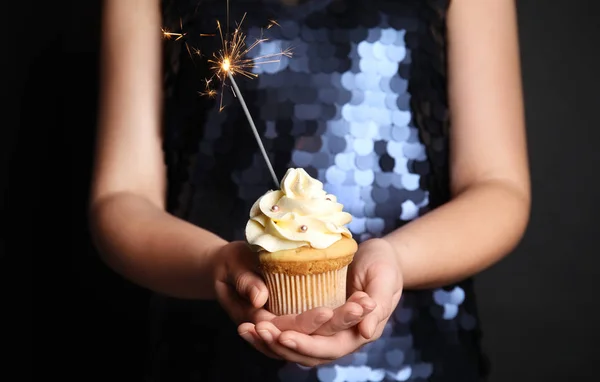 Vrouw Met Verjaardag Cupcake Met Sterretje Zwarte Achtergrond Close — Stockfoto