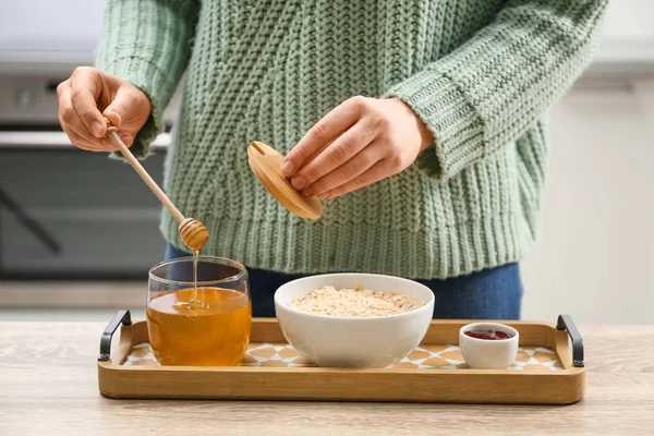 Mujer Agregando Miel Avena Mesa Madera Interior Primer Plano — Foto de Stock