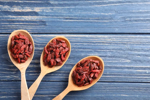 Dried Goji Berries Spoons Blue Wooden Table Flat Lay Space — Stock Photo, Image