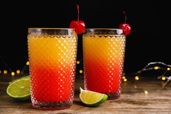 Świeże Koktajle Alkoholowe Tequila Sunrise Drewnianym Stole — Zdjęcie stockowe