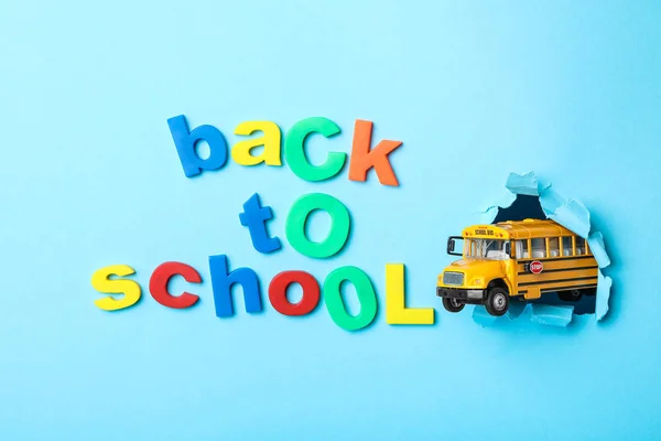 Gele Schoolbus Zin Terug Naar School Lichtblauwe Achtergrond Plat Gelegd — Stockfoto