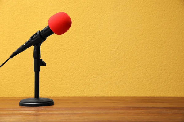Modernes Mikrofon Auf Holztisch Platz Für Text Ausrüstung Für Journalisten — Stockfoto