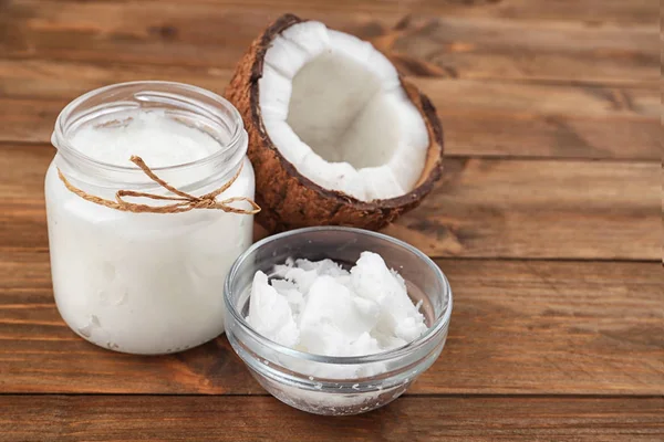 Helft Rijpe Kokosnoot Biologische Olie Houten Tafel Gezond Koken — Stockfoto