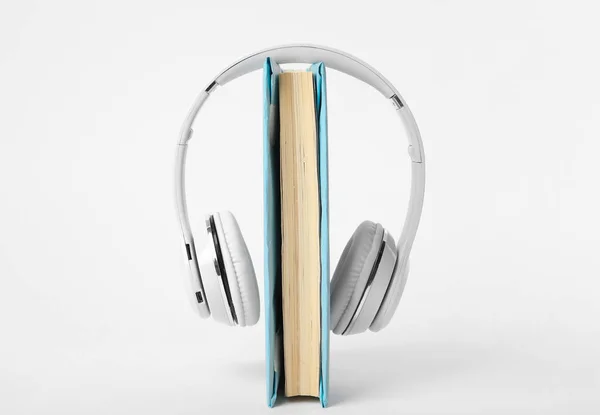 Libro Auriculares Modernos Aislados Blanco — Foto de Stock