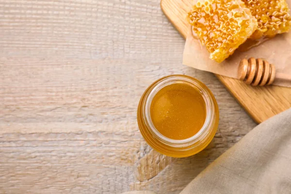 木製のテーブルの上においしい香りの蜂蜜 フラットレイアウト テキストのスペース — ストック写真