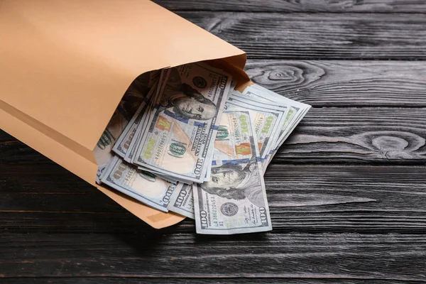 Envelope Com Notas Dólar Mesa Madeira Preta Close Conceito Suborno — Fotografia de Stock