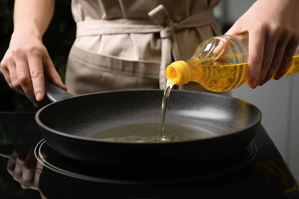 Woman Pouring Cooking Oil Bottle Frying Pan Closeup — 스톡 사진