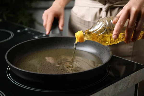 Woman Pouring Cooking Oil Bottle Frying Pan Closeup — 스톡 사진