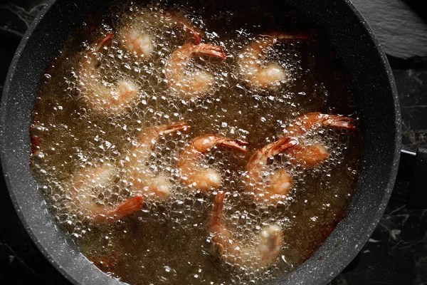 Heerlijke Garnalen Koken Hete Olie Bovenaanzicht — Stockfoto