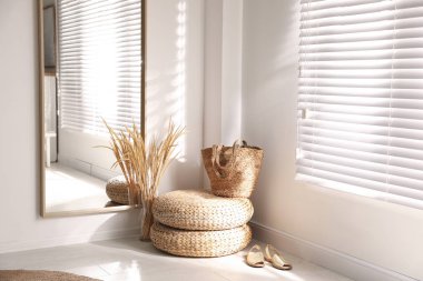 Odada büyük, şık bir ayna var. İç tasarım elementi