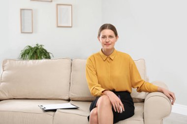 Ofisinde panosu olan profesyonel psikoterapist.