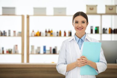 Eczanede panosu olan profesyonel bir eczacı. t için boşluk