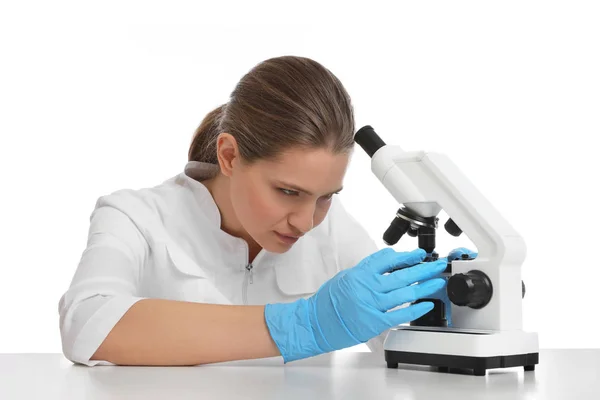 Modern Mikroskop Kullanan Bilim Adamı Beyaz Masada Izole Edildi Tıbbi — Stok fotoğraf