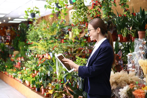 Propietaria de empresa femenina con tableta en floristería — Foto de Stock