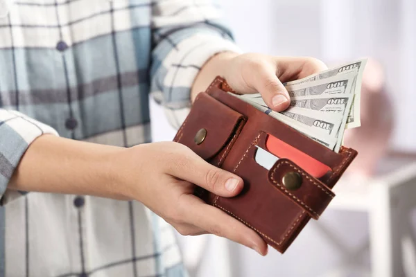 Mujer Poniendo Dinero Cartera Sobre Fondo Borroso Primer Plano —  Fotos de Stock