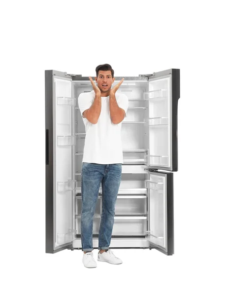 Чоловік Біля Відкритого Порожнього Холодильника Білому Тлі — стокове фото
