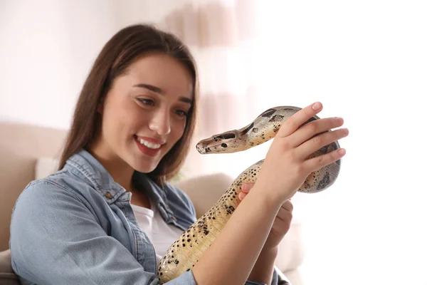 Una joven con su boa constrictor en casa. Mascota exótica — Foto de Stock