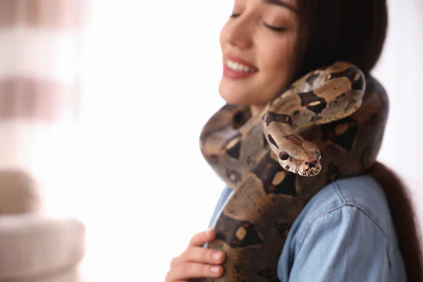 Evde boa yılanı olan bir kadın, yakın plan. Egzotik hayvan — Stok fotoğraf