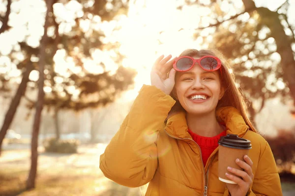 Mujer joven con taza de café en la mañana al aire libre — Foto de Stock