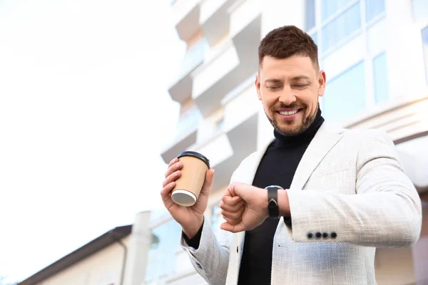 Empresário com xícara de café na rua da cidade de manhã — Fotografia de Stock