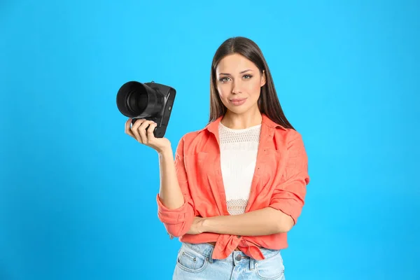 Professionell fotograf arbetar på ljusblå bakgrund i st — Stockfoto