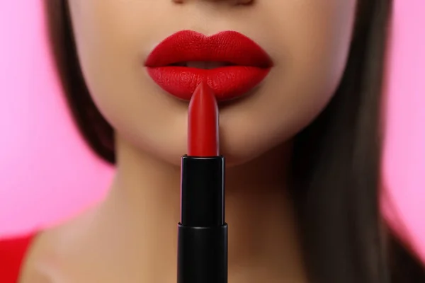 Vrouw Met Rode Lippenstift Roze Achtergrond Close — Stockfoto