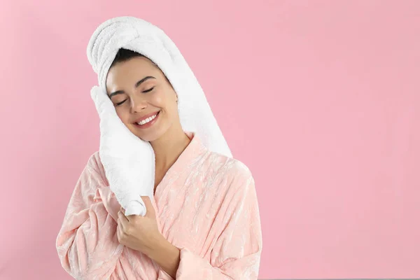 Junge Frau Wischt Gesicht Mit Handtuch Auf Rosa Hintergrund Raum — Stockfoto