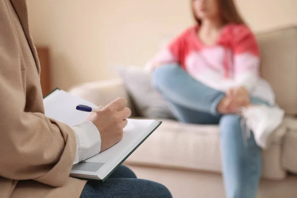 Psicoterapeuta profissional e paciente no escritório, foco em han — Fotografia de Stock