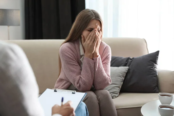 Professionell psykoterapeut som arbetar med patienter på kontoret — Stockfoto