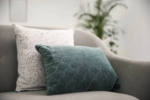 Мягкие подушки на сером диване в гостиной — стоковое фото